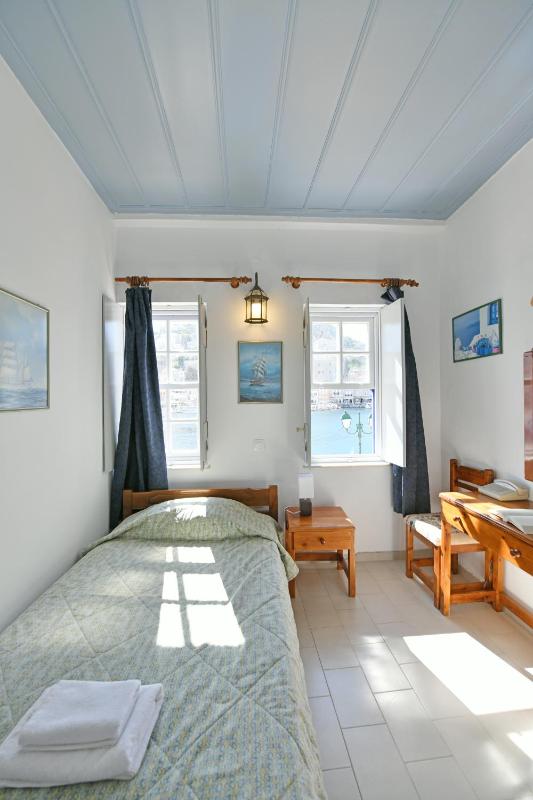 Single Room with Sea View image 4