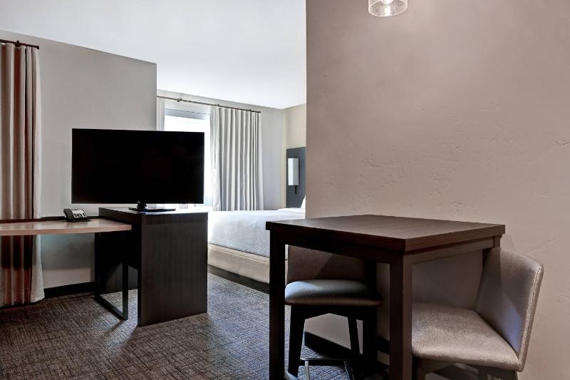 King Studio with Sofa Bed - Hearing Accessible image 4