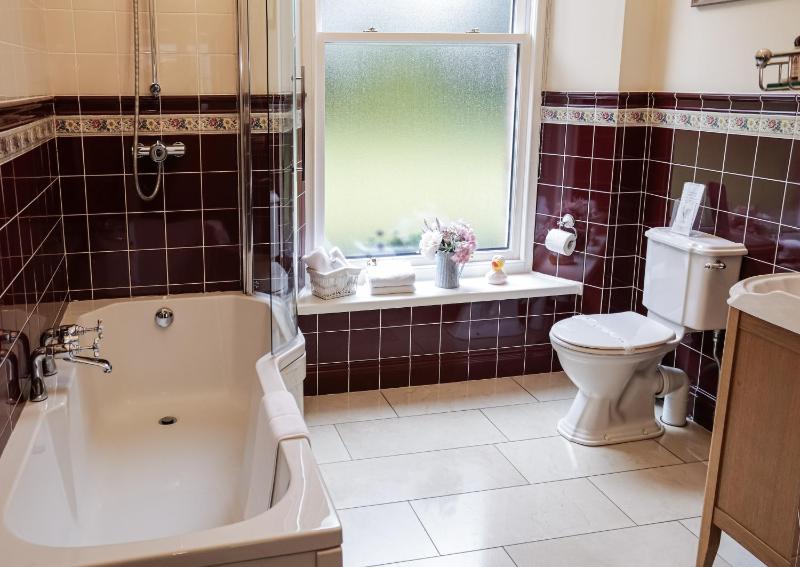 Queen Room with Garden View image 3