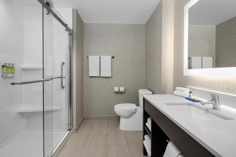 Standard King Room image 1