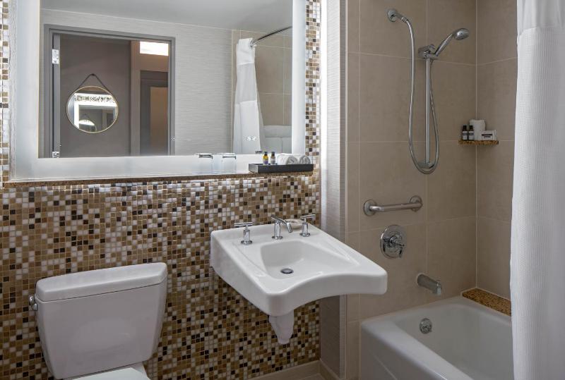 Double Room with Two Double Beds and Accessible Tub - Disability Access image 2