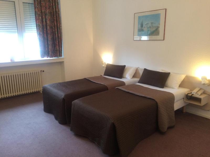 Twin Room image 1