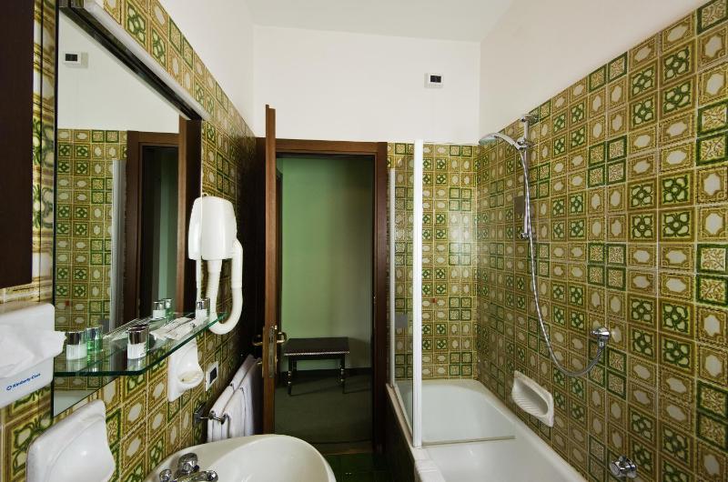 Twin Room image 2
