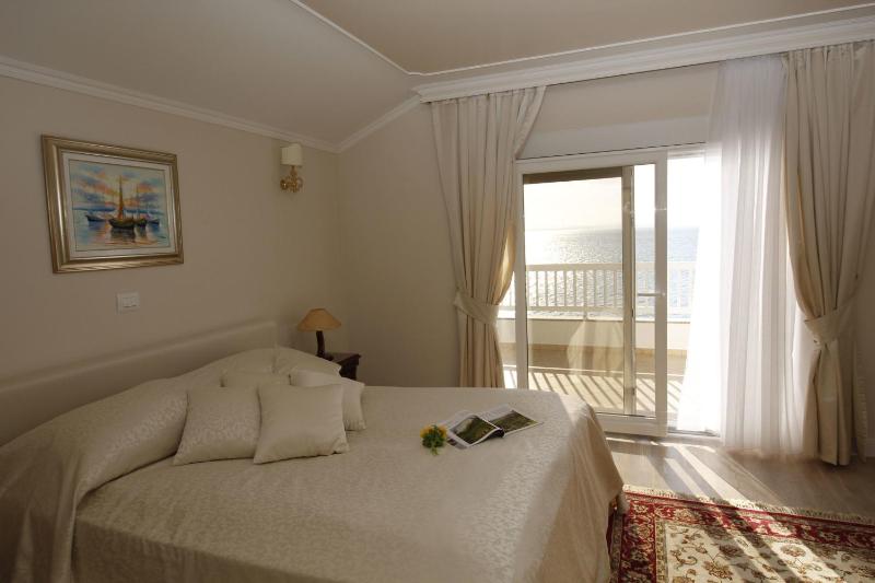 Suite with Balcony and Sea View image 3