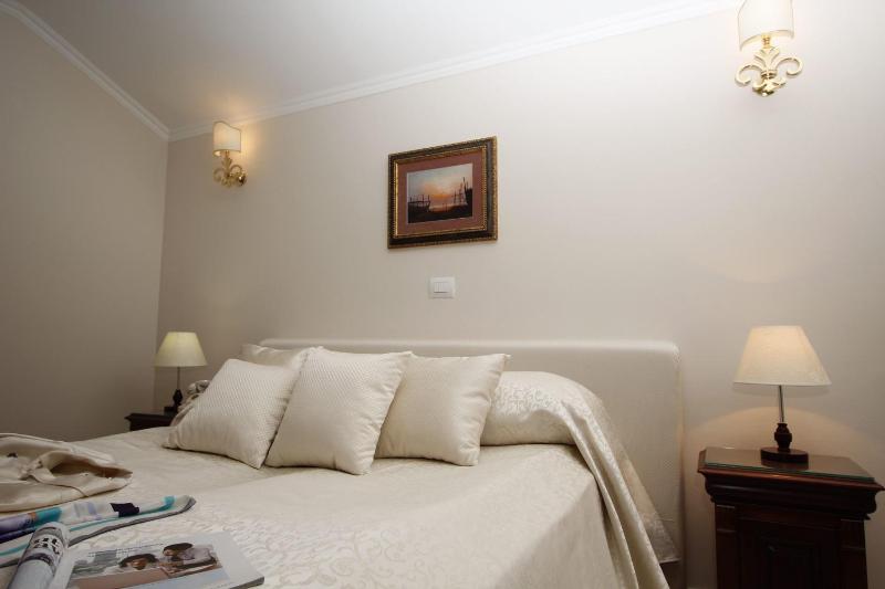 Suite with Balcony and Sea View image 2