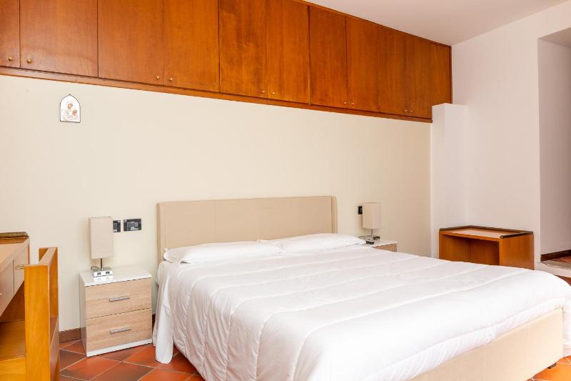 Twin Room with Terrace image 4