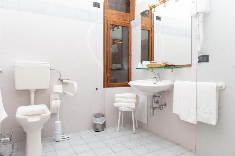 Classic Triple Room image 2