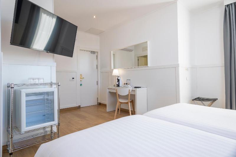 Superior Room with View to the Pedestrian Street  image 3