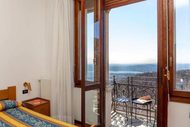 Deluxe Double Room with Balcony image 1