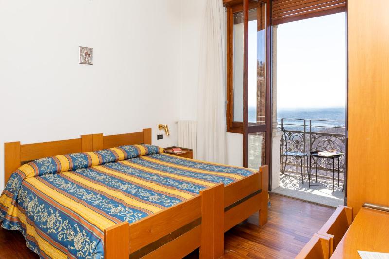 Deluxe Double Room with Balcony image 3