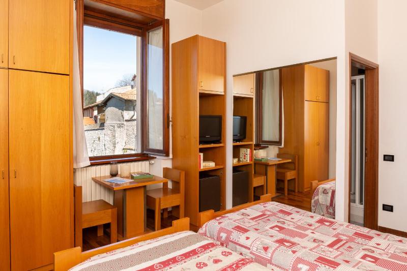 Deluxe Twin Room image 4