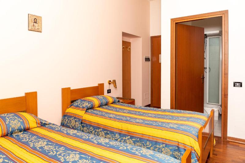 Deluxe Twin Room image 2
