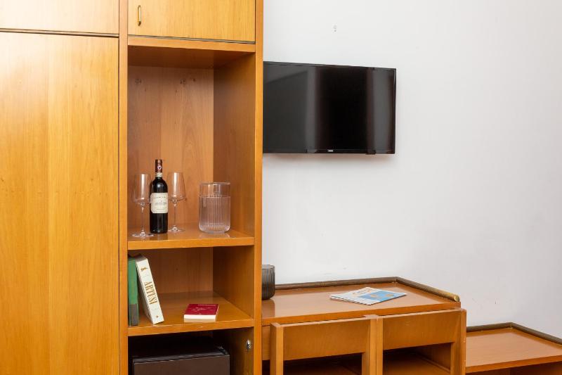 Deluxe Double Room with Balcony image 2
