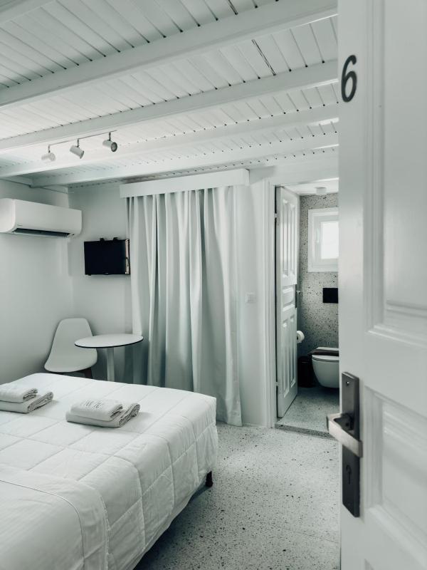 Cozy Balcony room with view to Chora image 1
