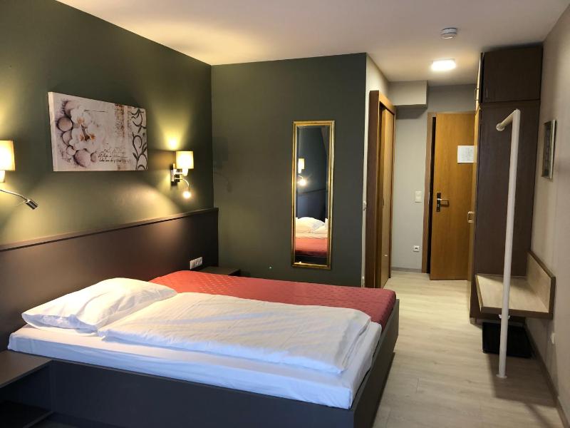 Large Single Room image 1