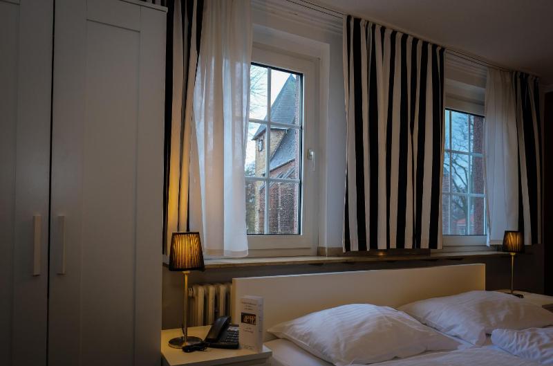 Economy Double Room image 4