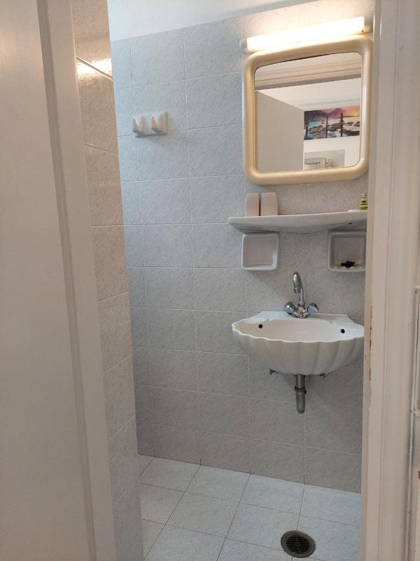 Single Room image 3