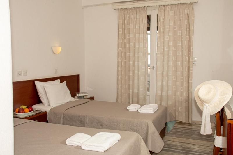 Standard Double Room image 3