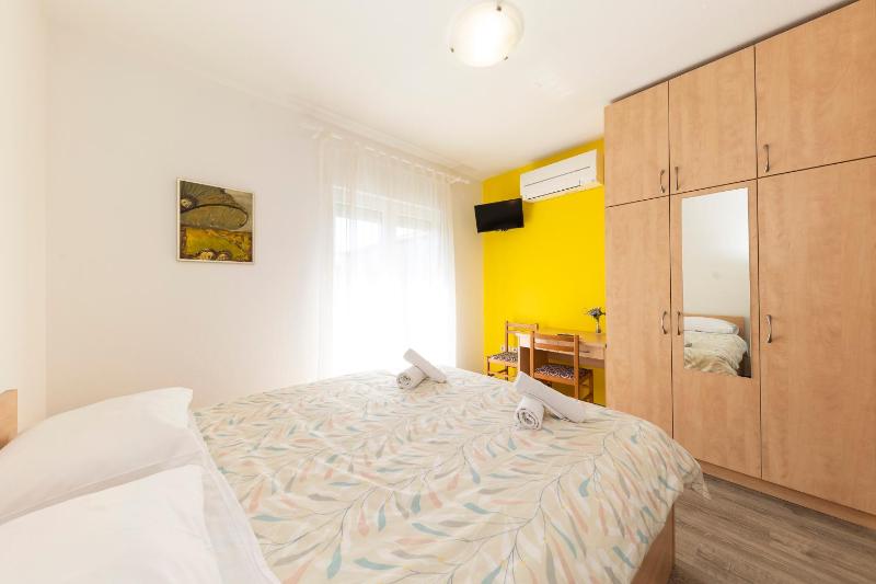 Studio Apartment with Balcony image 4