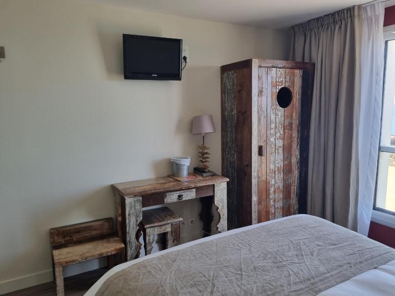 Double Room with Sea View image 4