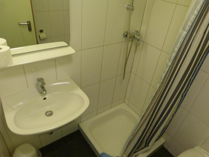 Twin Room with Bathroom image 4