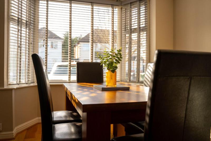 3 BR House BHX HS2 Contractor Solihull FREE Parking Images