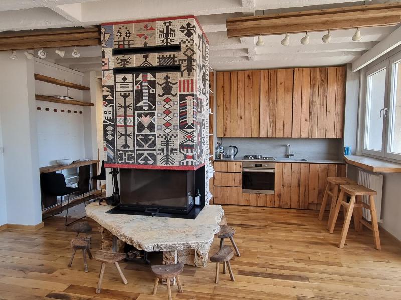 City centre 'Farmhouse in the Sky' designer apt. Images