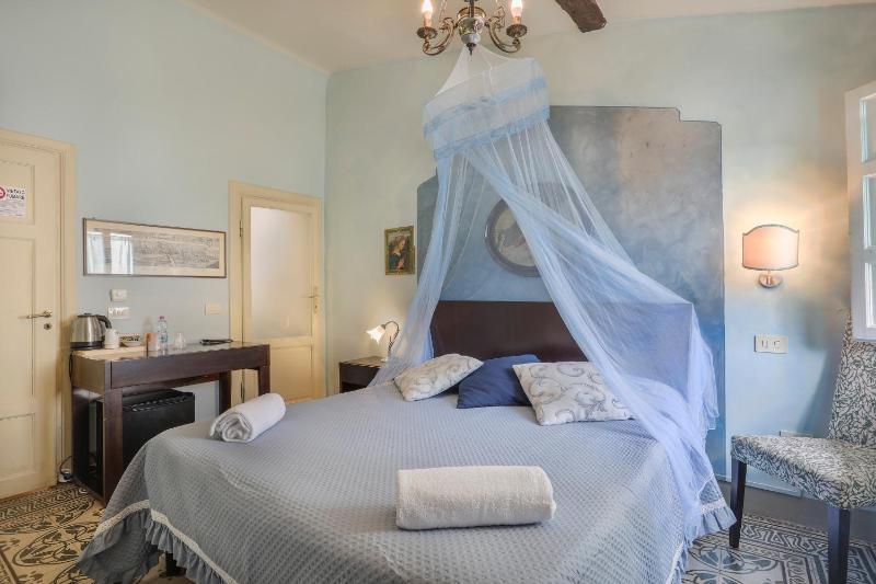 Double or Twin Room image 4