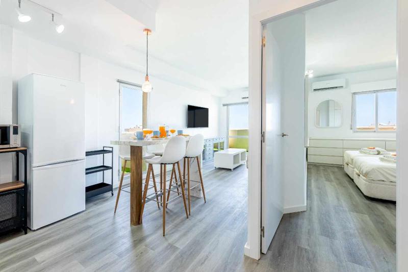 BENALBEACH APARTAMENTO con vistas maravillosas - image 12
