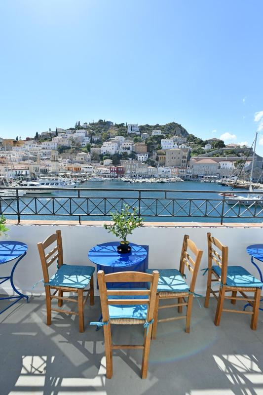 Deluxe Twin Room with Balcony and Sea View  image 4