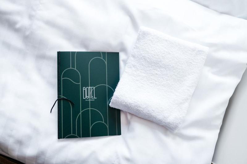 Twin Room with Shared Bathroom image 4