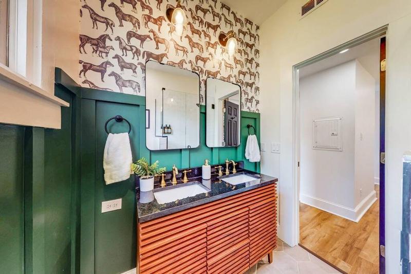 Luxury Home Close to Nulu Downtown 4th w Kings - image 34