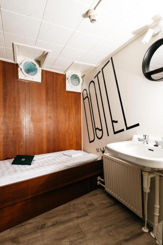 Single Room with Shared Bathroom image 4