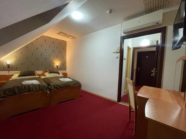 Twin Room - Attic image 3