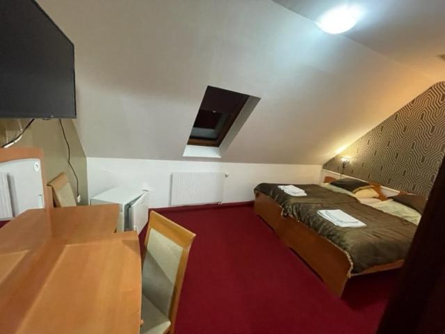 Twin Room - Attic image 1