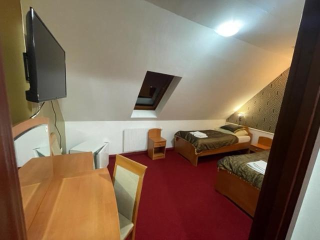 Twin Room - Attic image 2