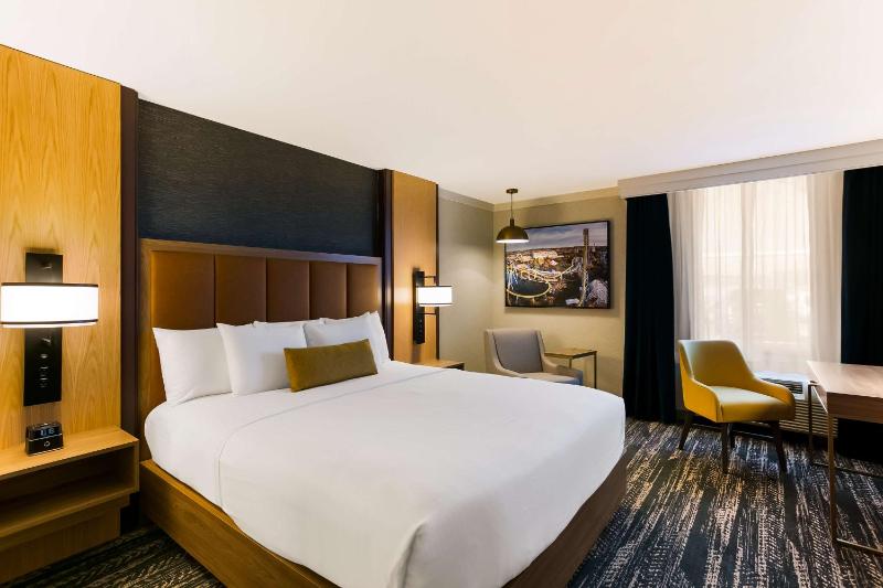 King Room with Mobility Accessible Roll-In Shower image 1
