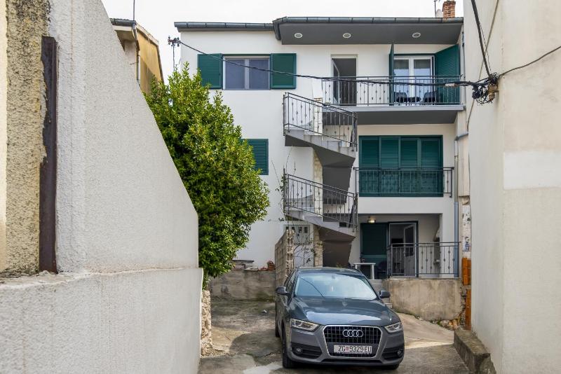 Apartments with parking space Sibenik - 21075 - image 1