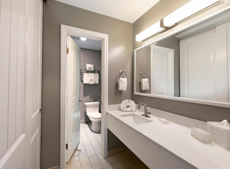 Oceanfront Signature Room, King image 3