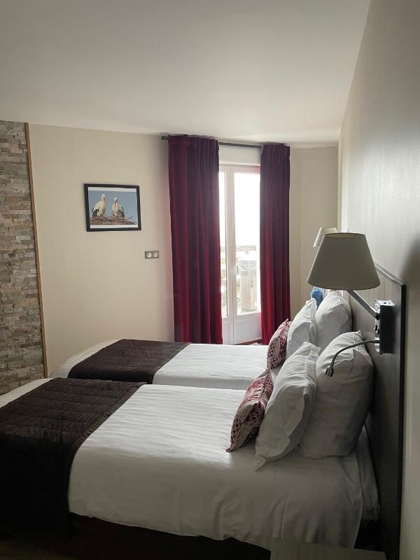 Chambre Quadruple Confort avec terrasse et Jaccuzzi privatif image 2