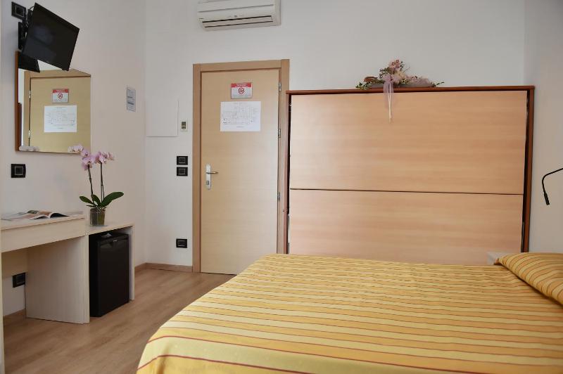 Triple Room with Balcony image 4