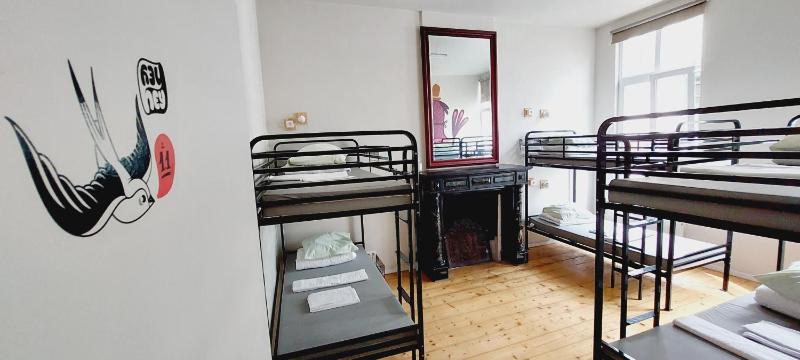6-Bed Mixed Dormitory Room image 3