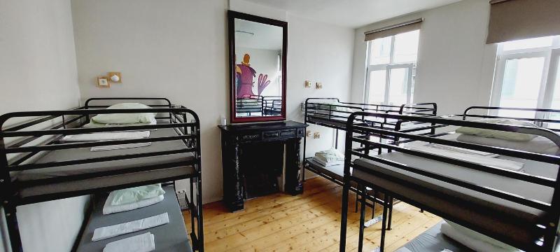 6-Bed Mixed Dormitory Room image 4