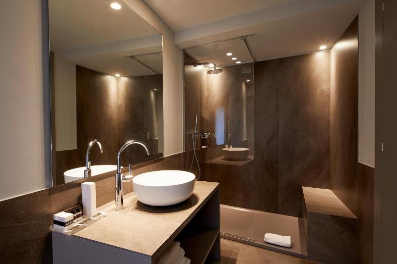 Superior Triple Room image 4