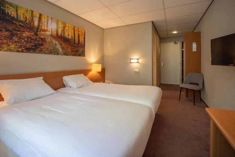 Standard Double Room image 4