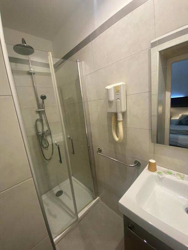 Standard Double Room image 4