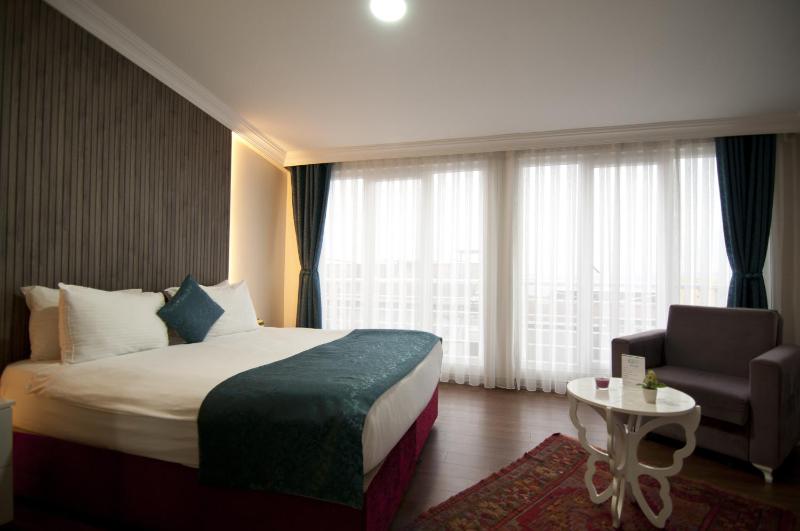 Deluxe Triple Room image 1