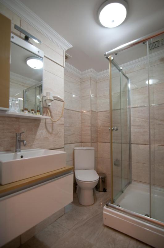 Deluxe Triple Room image 4