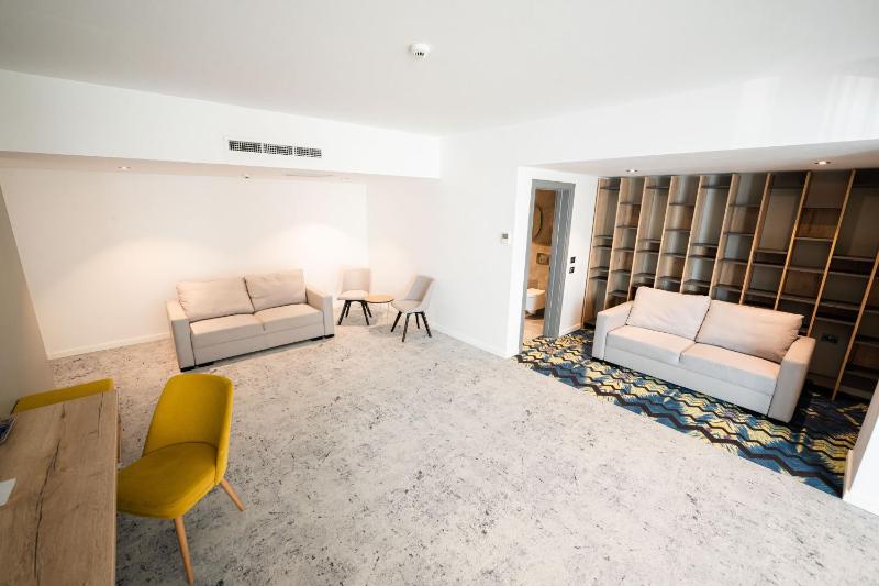 Executive Suite image 4
