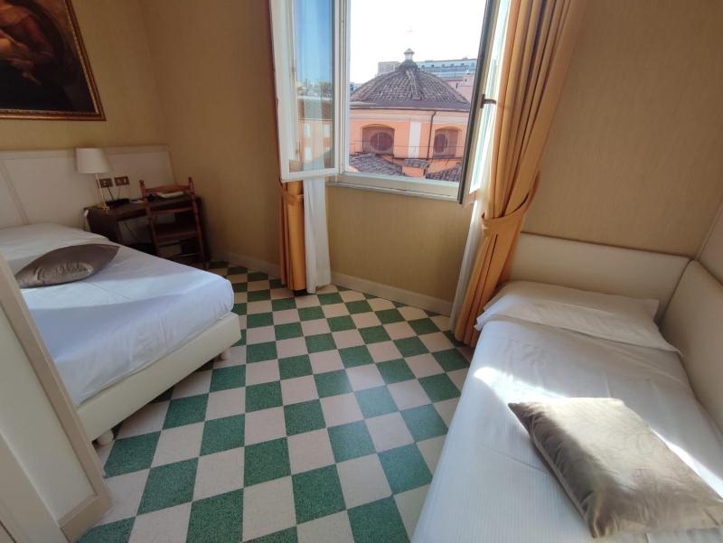 Economy Twin Room image 1